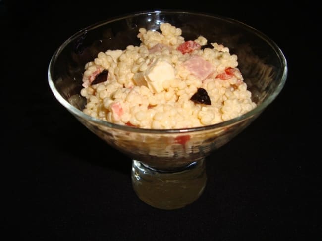 Salade de perles avec de la tomate, poivron rouge et feta