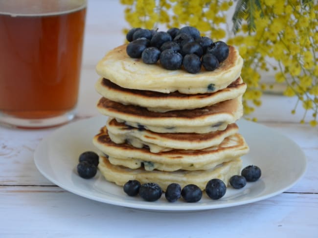 Pancakes américains aux myrtilles pour un brunch savoureux