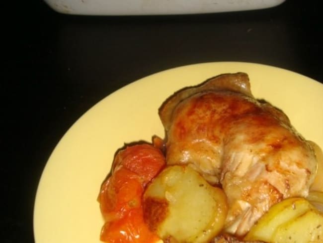 Cuisses de poulet, pommes de terre et tomates cerises