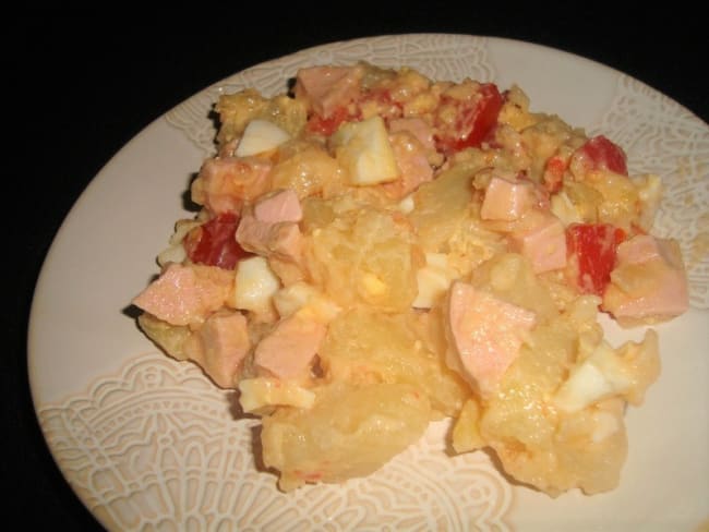 Salade de pommes de terre, au cervelas et aux tomates