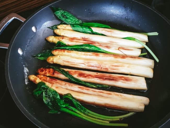 Asperges blanches ou violettes IGP poêlées à l'ail des ours