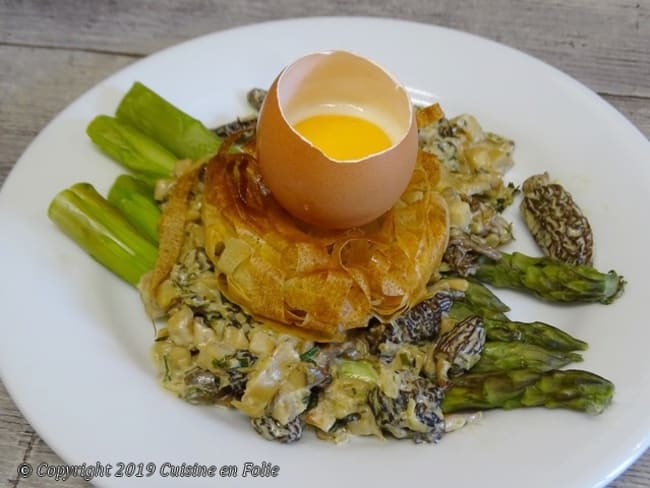 Oeuf confit sur croustillant de brick, crème de morilles et asperges vertes