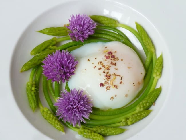 Asperges sauvages, oeuf parfait, poivre du sichuan et fleurs de ciboulette