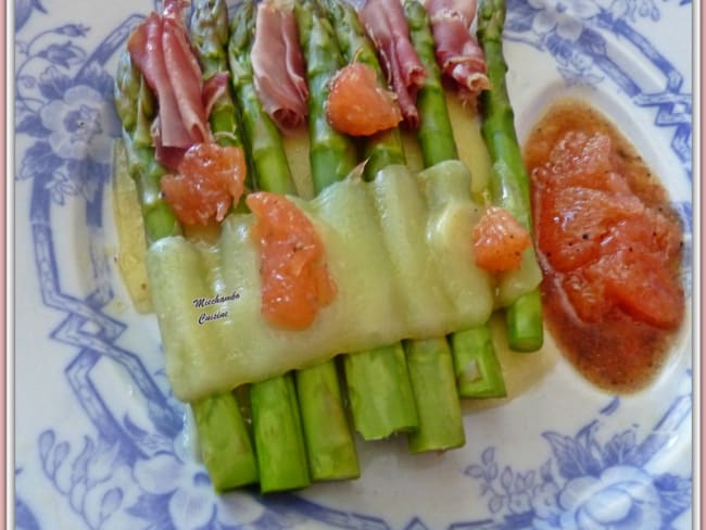 Asperges tièdes au comté, mochetta et vinaigrette de pamplemousse