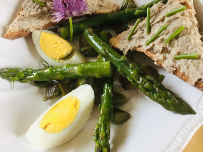 Salade d’asperges, œuf dur et rillettes de sardines