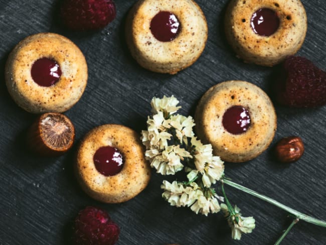 Mini-savarins à la noisette et curd de framboise