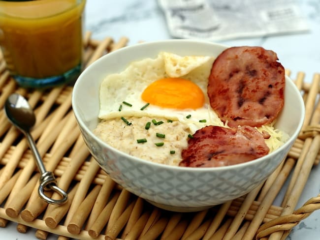 Porridge au bacon, oeuf et fromage