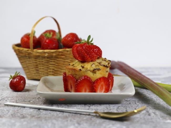 Petits gâteaux à l'amande rhubarbe et fraises