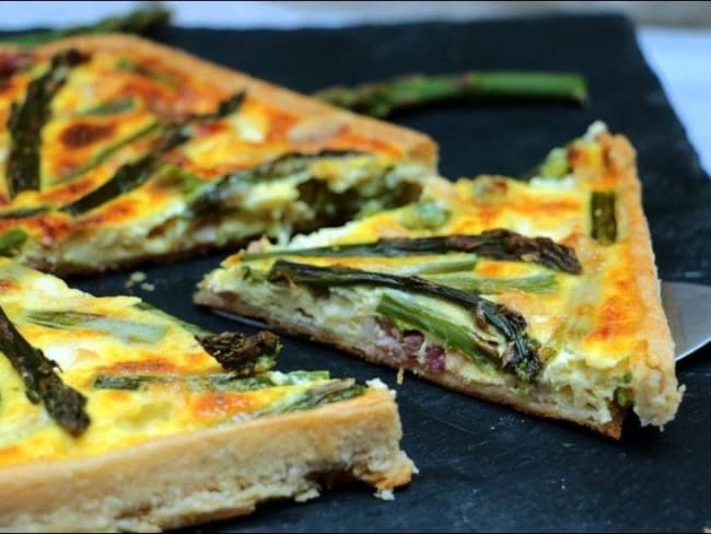 Quiche aux asperges, lardons et bûche de chèvre