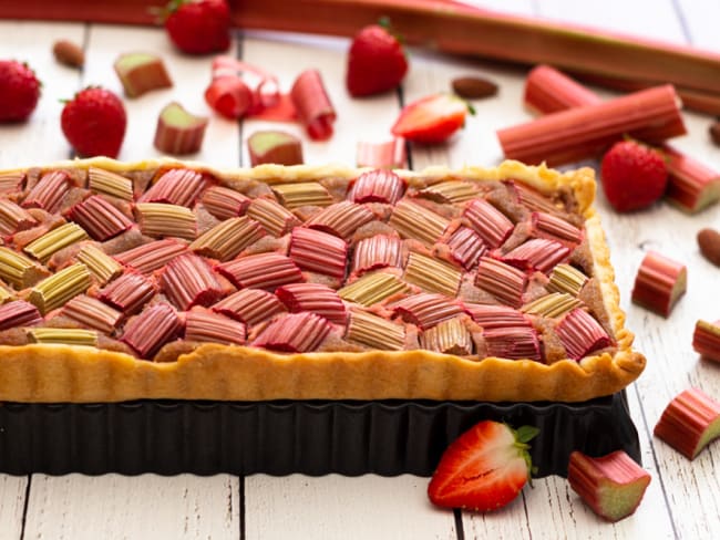 Tarte à la rhubarbe, amande et fraise