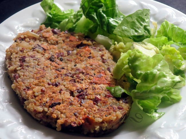 Steaks végétariens, haricots rouges et quinoa