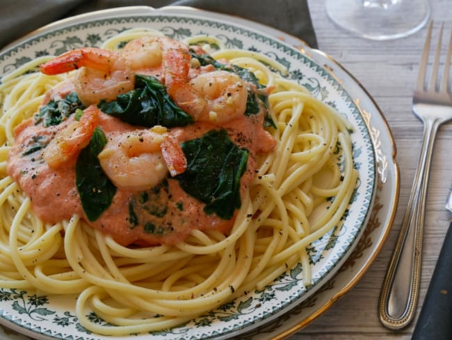 Pâtes aux crevettes, sauce crémeuse à l'ail, épinards, mozzarella et tomate