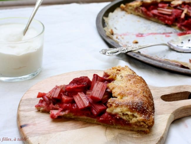 Tarte rustique fraises et rhubarbe