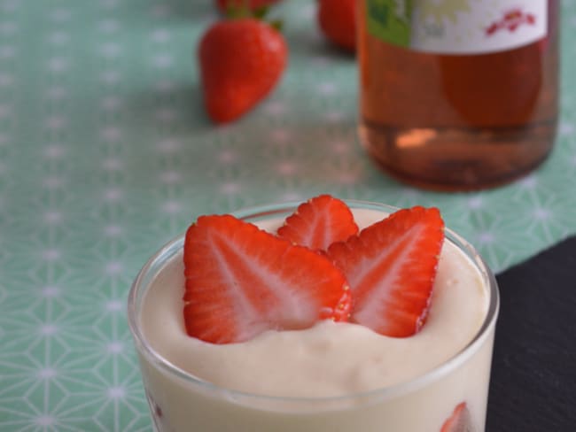 Verrines de fraises et crème de mascarpone à la rhubarbe