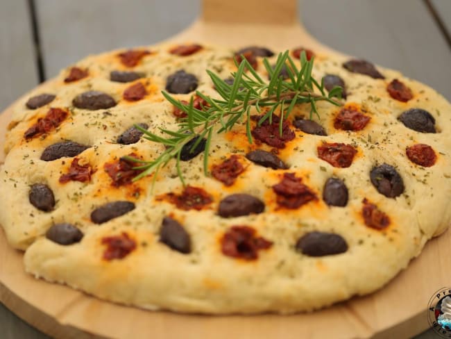 Fougasse aux olives tomates et romarin