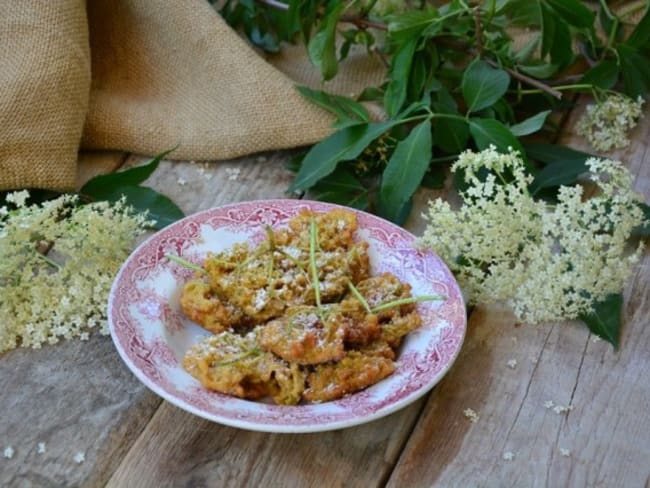 Beignets sucrés de fleurs de sureau