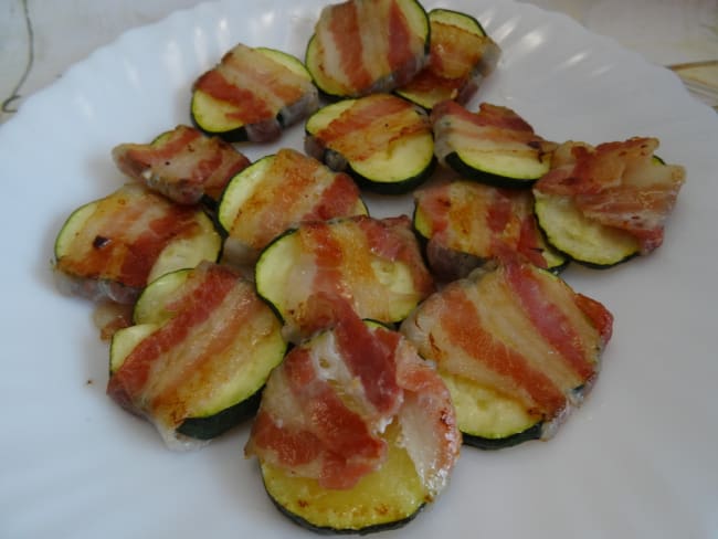 Rondelles de courgette à la poitrine fumée, à la plancha