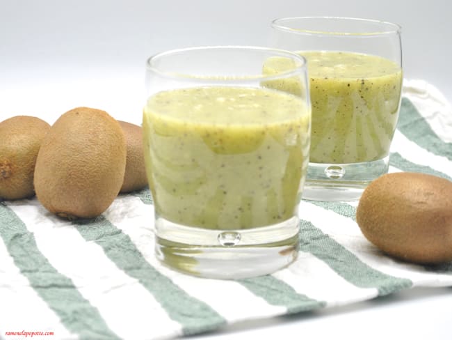 Smoothie banane kiwi pomme pour un grand verre d'énergie