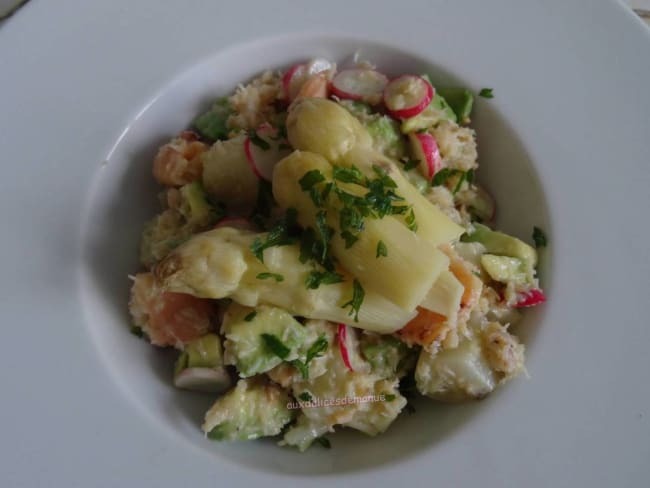 Salade avocat, radis, asperges et crabe