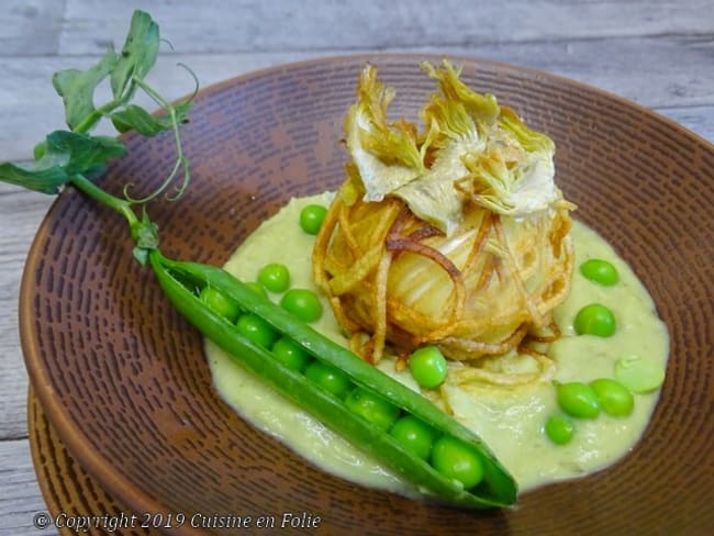 Crème de petits pois au fenouil, céleri et piment d'Espelette, oeuf en cage, pétales d'artichaut violet frits