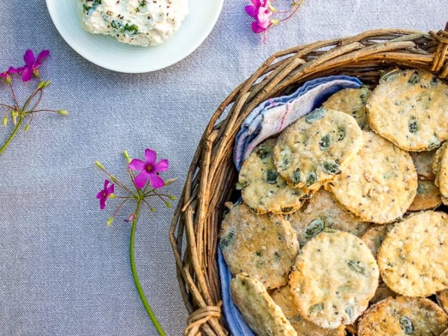 Crackers aux graines et fromage frais aux fleurs de saison