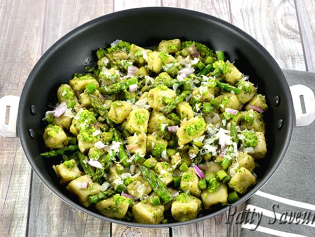 Gnocchi d’artichaut et asperges vertes et pesto