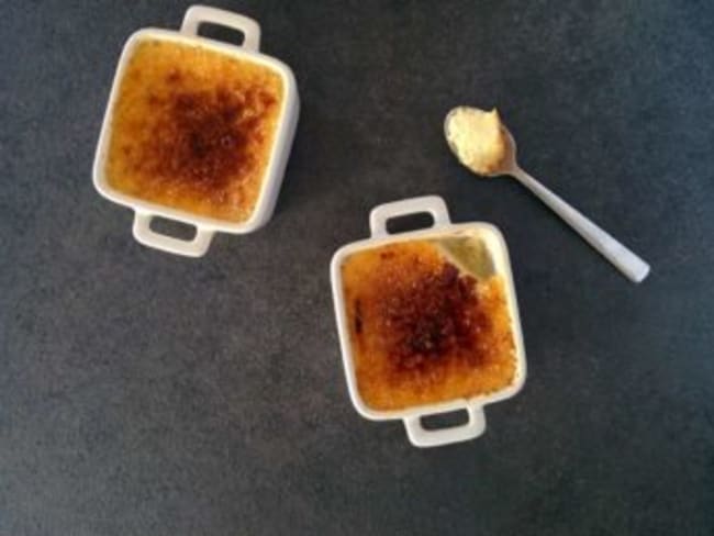 Crème brûlée traditionnelle et facile à la vanille 