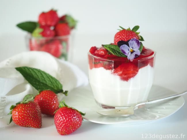Verrine fraise express légère yaourt et menthe