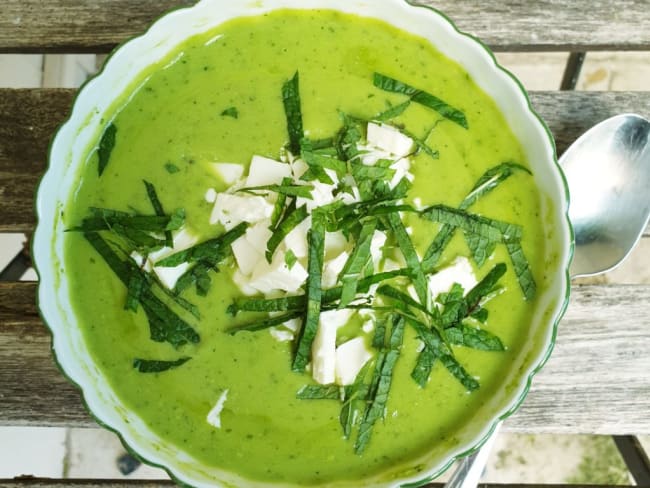 Velouté de courgettes, petits pois et basilic