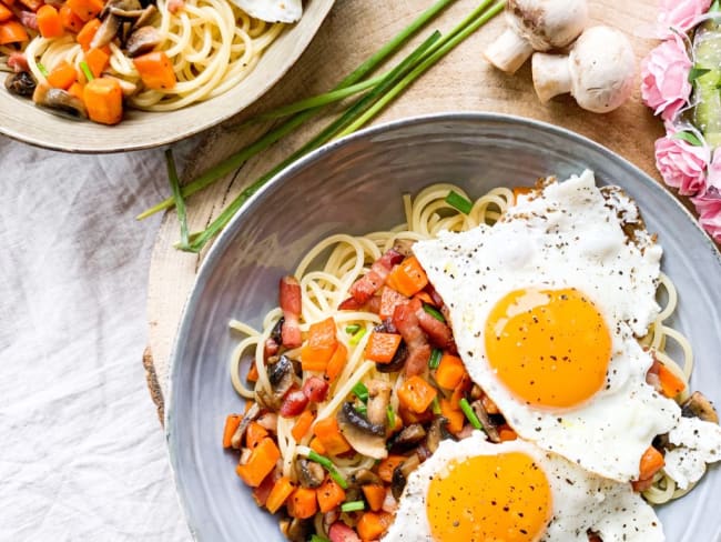 Spaghettis et sa poêlée carottes lardons et oeufs à la poêle