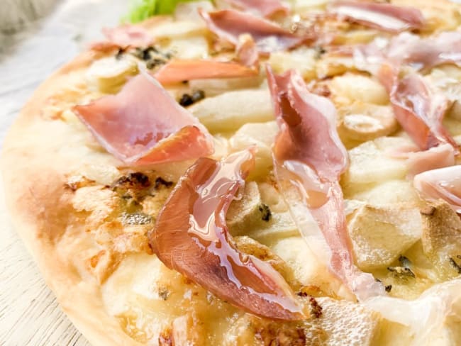 Pizza poire, roquefort et jambon cru