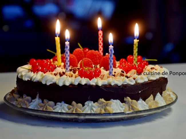 Gâteau magique au chocolat garni de chantilly à la vanille et ricoré accompagnée de framboises et groseilles rouges