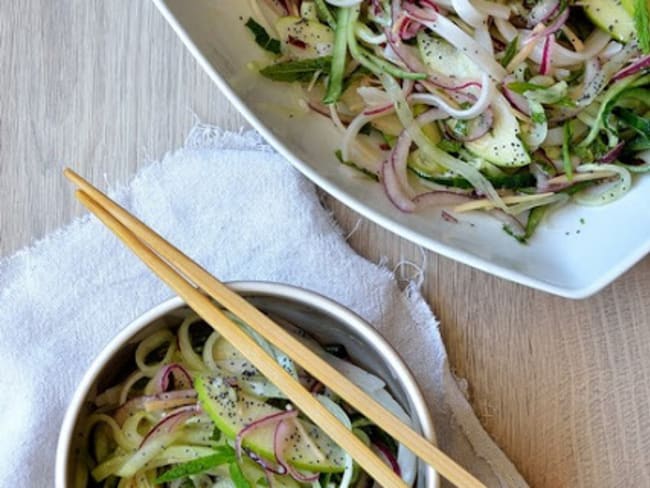 Nouilles de riz froides au concombre et au pavot