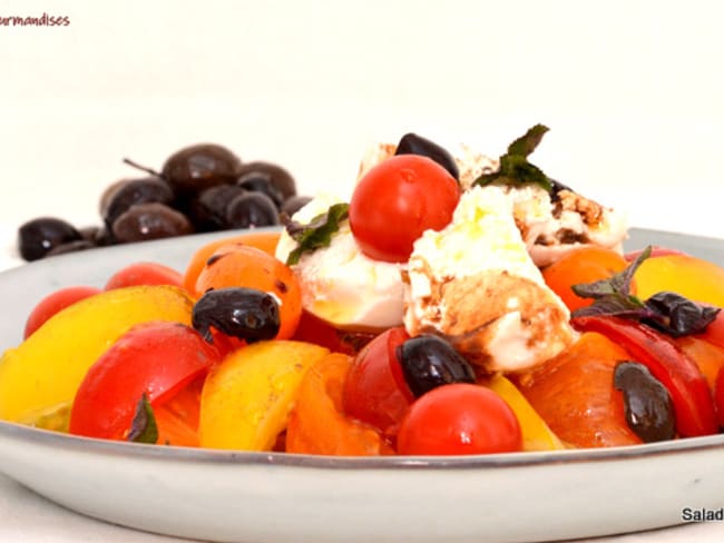 Salade de tomates, burrata et olives.