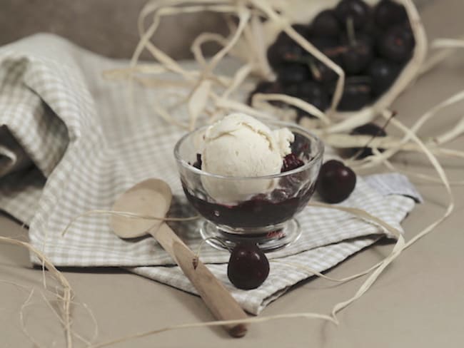 Soupe de cerises aux épices et glace vanille