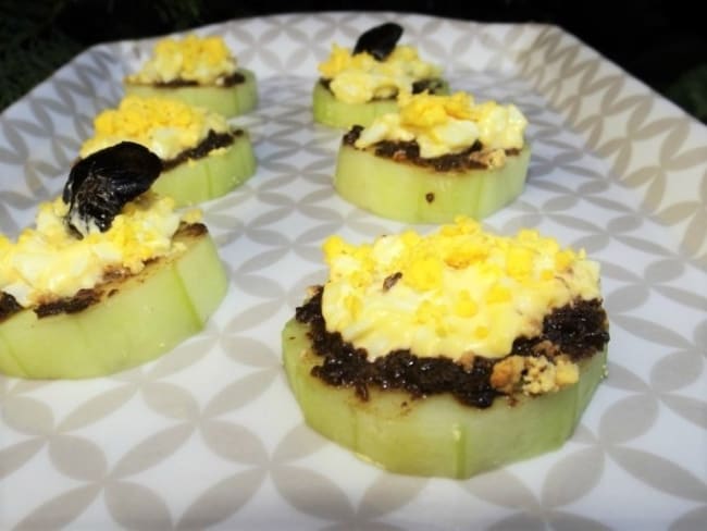 Canapés de concombre à la tapenade noire façon mimosa