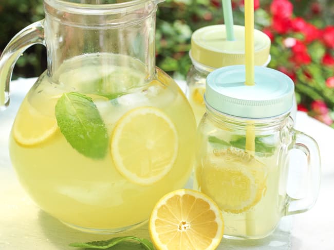 Citronnade à l'américaine avec feuilles de menthe