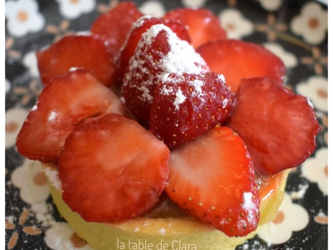 Tartelette aux fraises sur compotée de rhubarbe