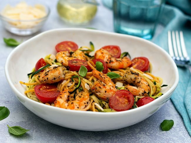 Salade de spaghetti, courgettes, tomates cerises et crevettes