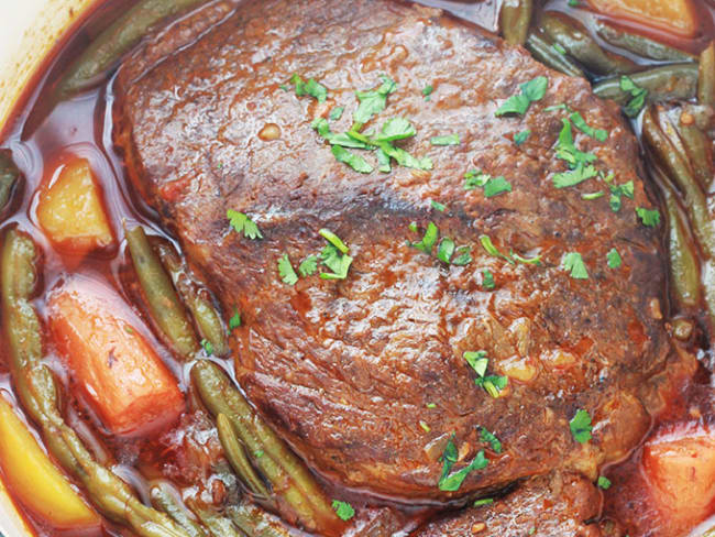 Boeuf braisé à la cocotte avec des légumes :  tendre et plein de saveurs !