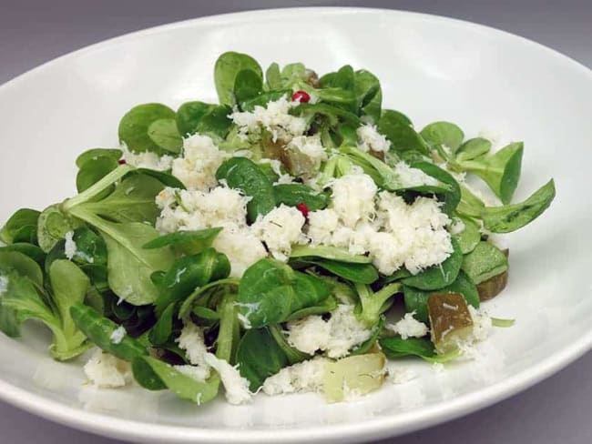 Salade composée de mâche, crabe et cornichons