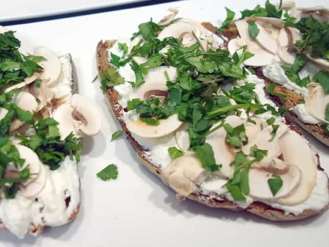 Tartine ricotta, champignons et ail des ours