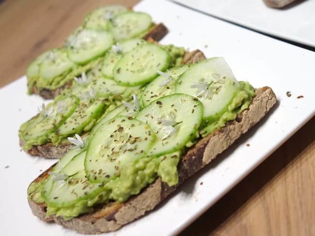 Tartine avocat concombre : un en-cas rapide et gourmand