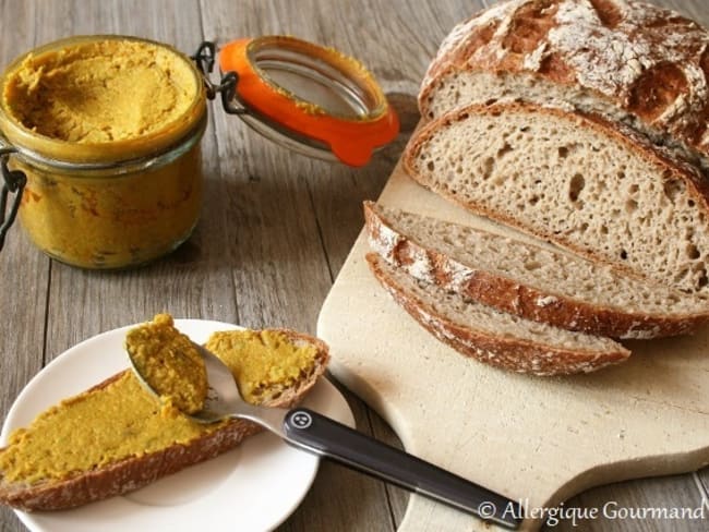 Tartinade de fèves sur pain au sarrasin-quinoa