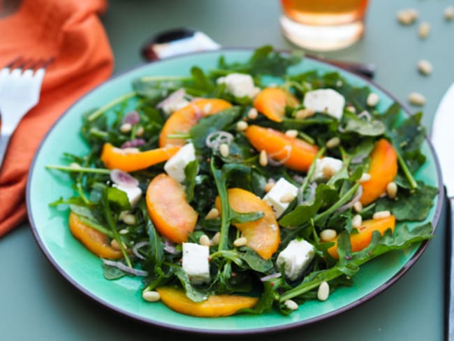 Salade fraîcheur de roquette aux pêches et à la feta