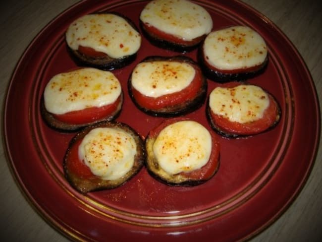 Tartines d'aubergine à la tomate et à la mozzarella