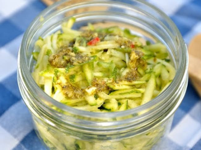 Courgettes crues en salade, vinaigrette acidulée