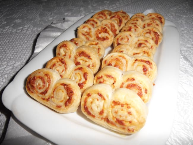 Palmiers à la sauce tomate et au gruyère râpé