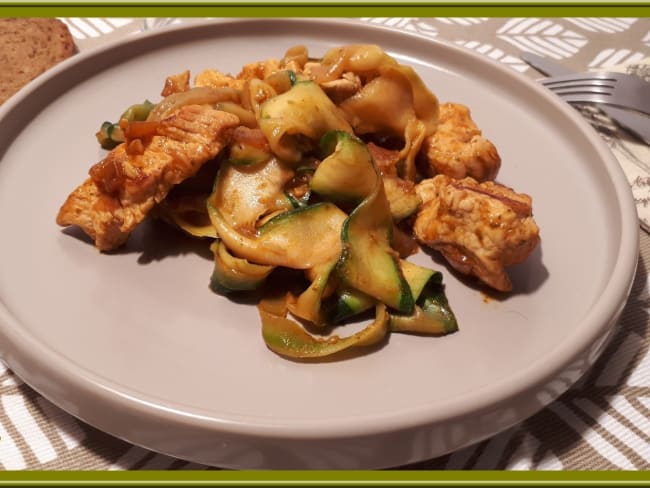 Escalopes de dinde et tagliatelles de courgettes au pesto rosso