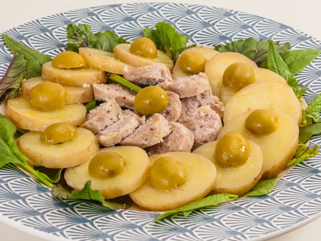 Saucisses et pommes de terre en salade